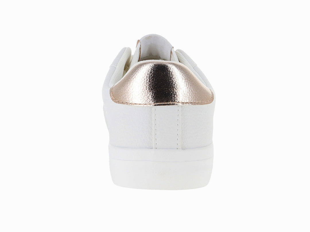 Tenis blancos Victoria con detalles metálicos en oro rosa y cordones blancos.