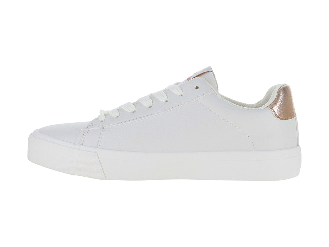 Tenis blancos Victoria con detalles metálicos en oro rosa y cordones blancos.