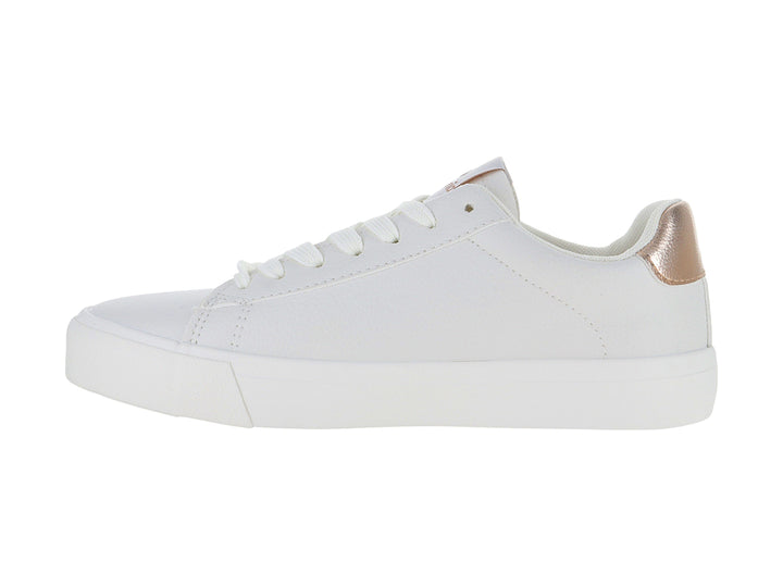 Tenis blancos Victoria con detalles metálicos en oro rosa y cordones blancos.