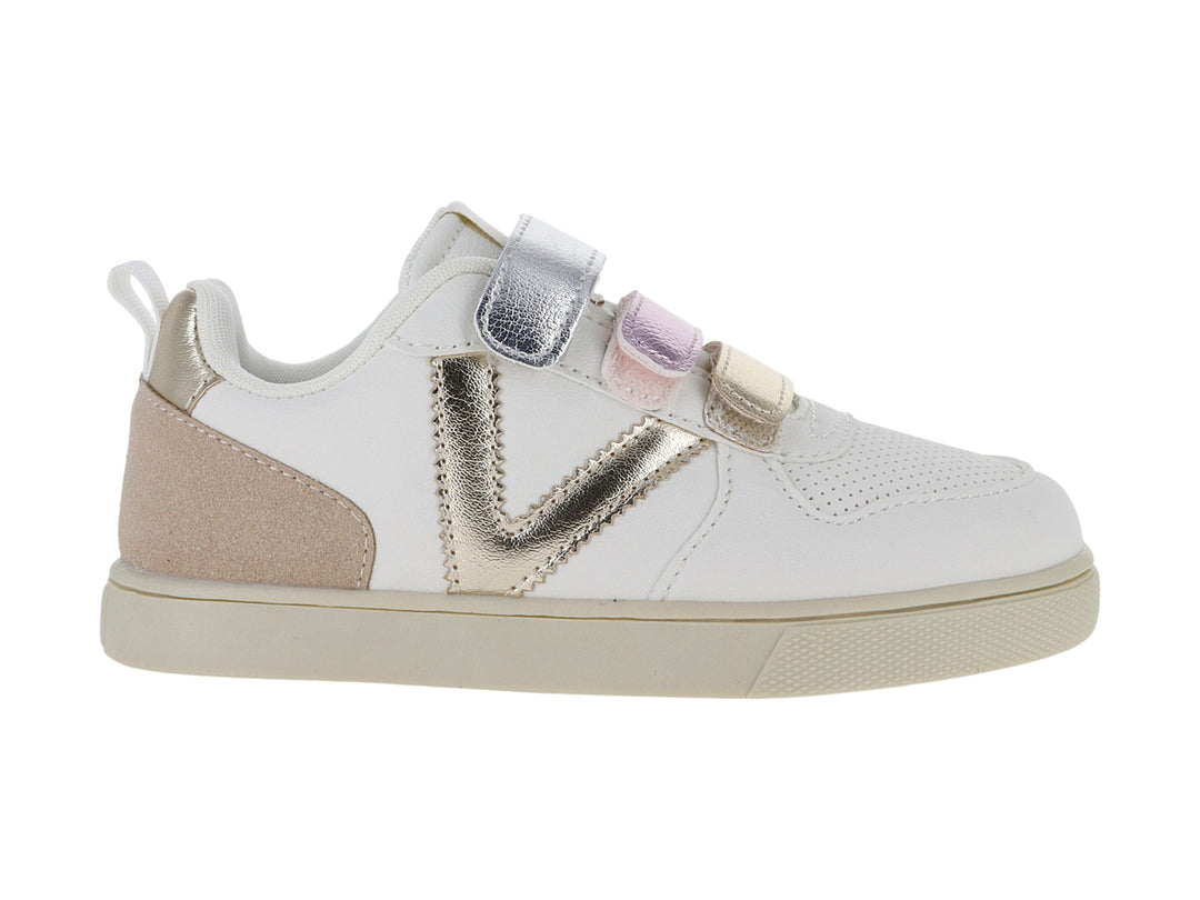 Tenis blancos para niña con detalles metálicos en oro rosa y dorado, cierre de tres correas de velcro y suela blanca.