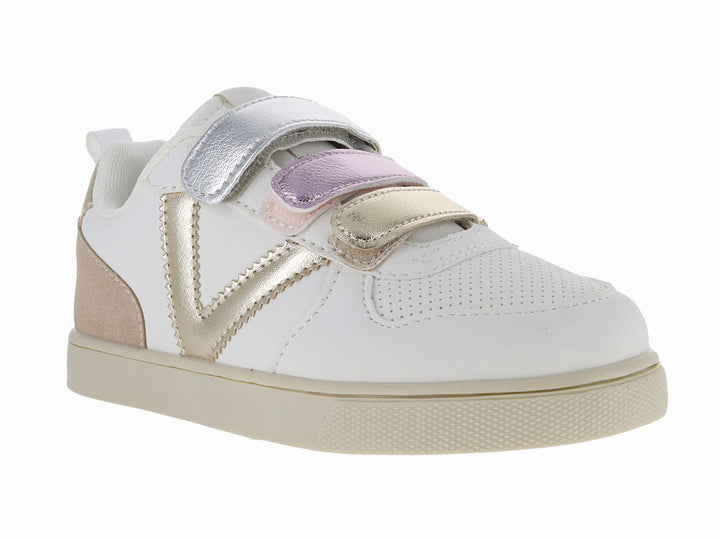 Tenis blancos para niña con detalles metálicos en oro rosa y dorado, cierre de tres correas de velcro y suela blanca.