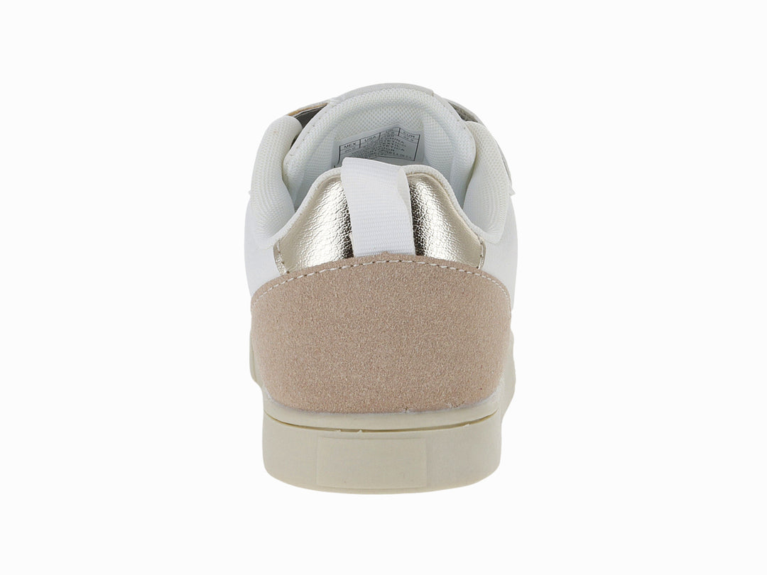 Tenis blancos para niña con detalles metálicos en oro rosa y dorado, cierre de tres correas de velcro y suela blanca.