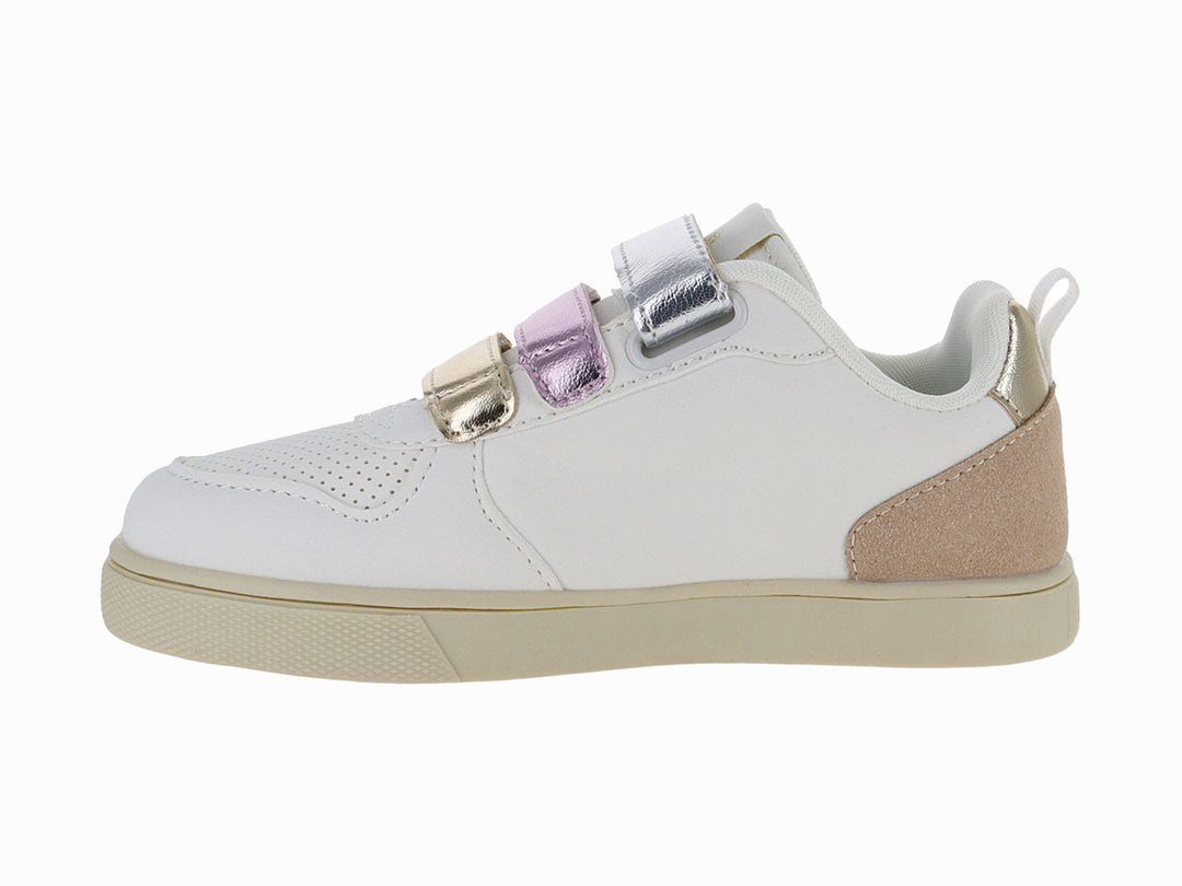Tenis blancos para niña con detalles metálicos en oro rosa y dorado, cierre de tres correas de velcro y suela blanca.