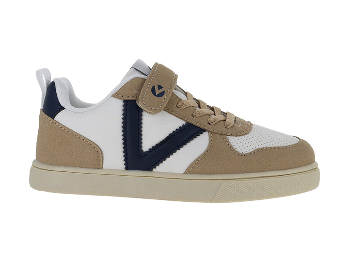 Tenis infantiles marca Victoria en colores blanco, taupe y azul marino con cierre de velcro y agujetas.
