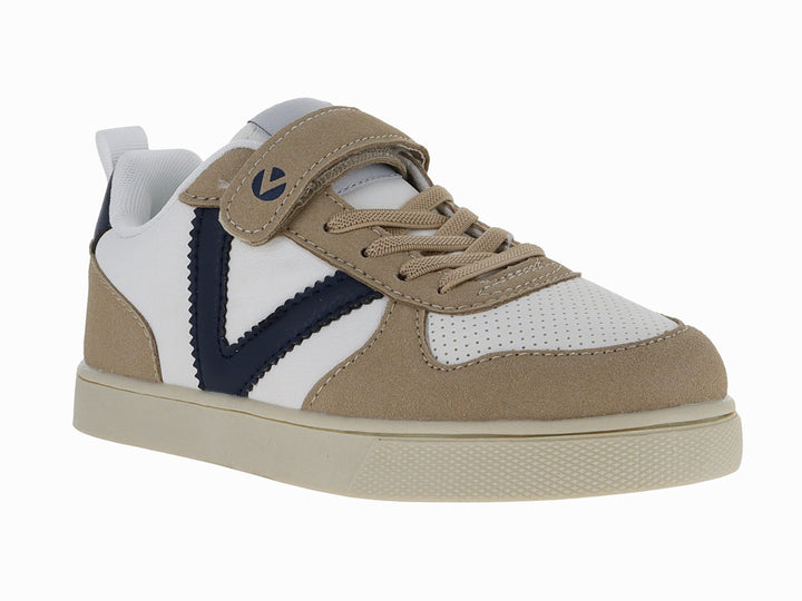 Tenis infantiles marca Victoria en colores blanco, taupe y azul marino con cierre de velcro y agujetas.