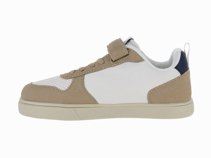 Tenis infantiles marca Victoria en colores blanco, taupe y azul marino con cierre de velcro y agujetas.