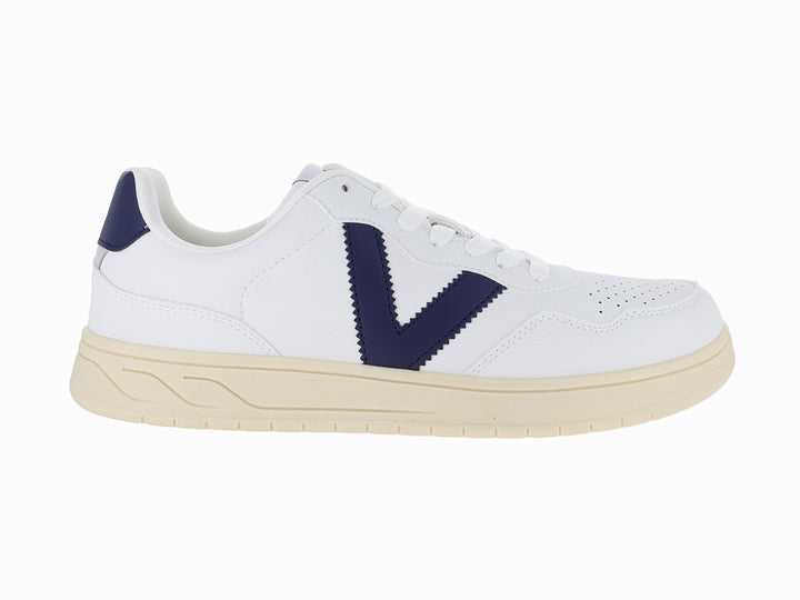 Tenis blancos Victoria con logo V en azul marino y suela color crema.