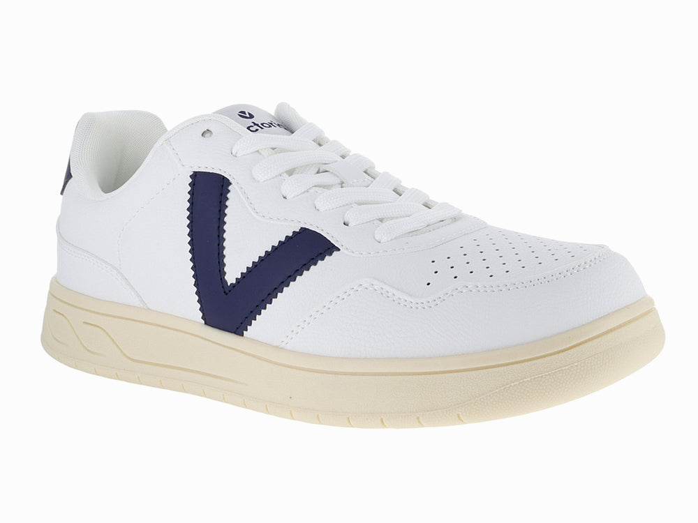 Tenis blancos Victoria con logo V en azul marino y suela color crema.