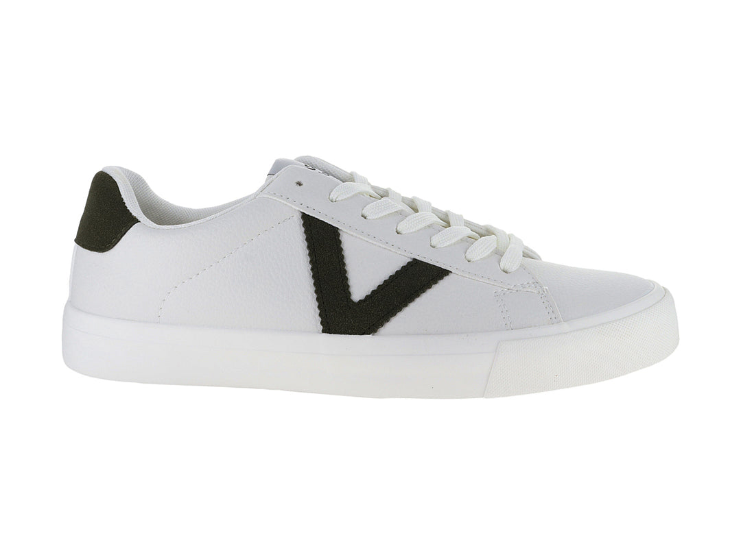 Tenis blancos Victoria con detalles en color oliva en la V lateral y el talón, con suela blanca.