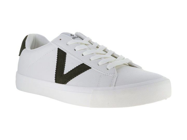 Tenis blancos Victoria con detalles en color oliva en la V lateral y el talón, con suela blanca.