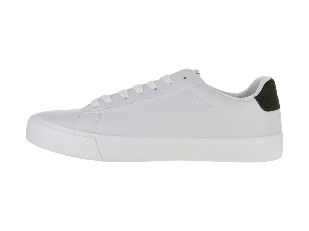 Tenis blancos Victoria con detalles en color oliva en la V lateral y el talón, con suela blanca.
