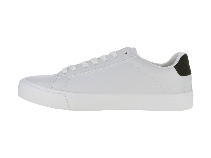 Tenis blancos Victoria con detalles en color oliva en la V lateral y el talón, con suela blanca.