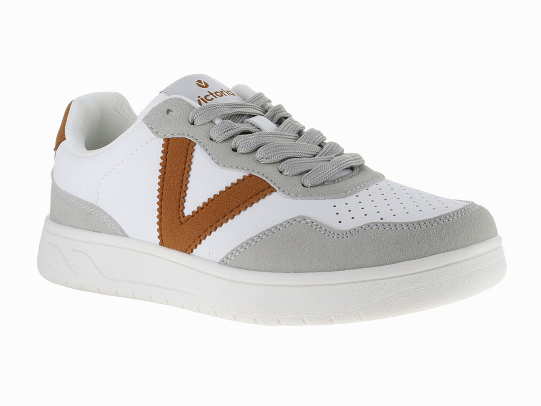 Tenis Victoria blancos con detalles en gris y marrón, suela blanca y cordones grises.