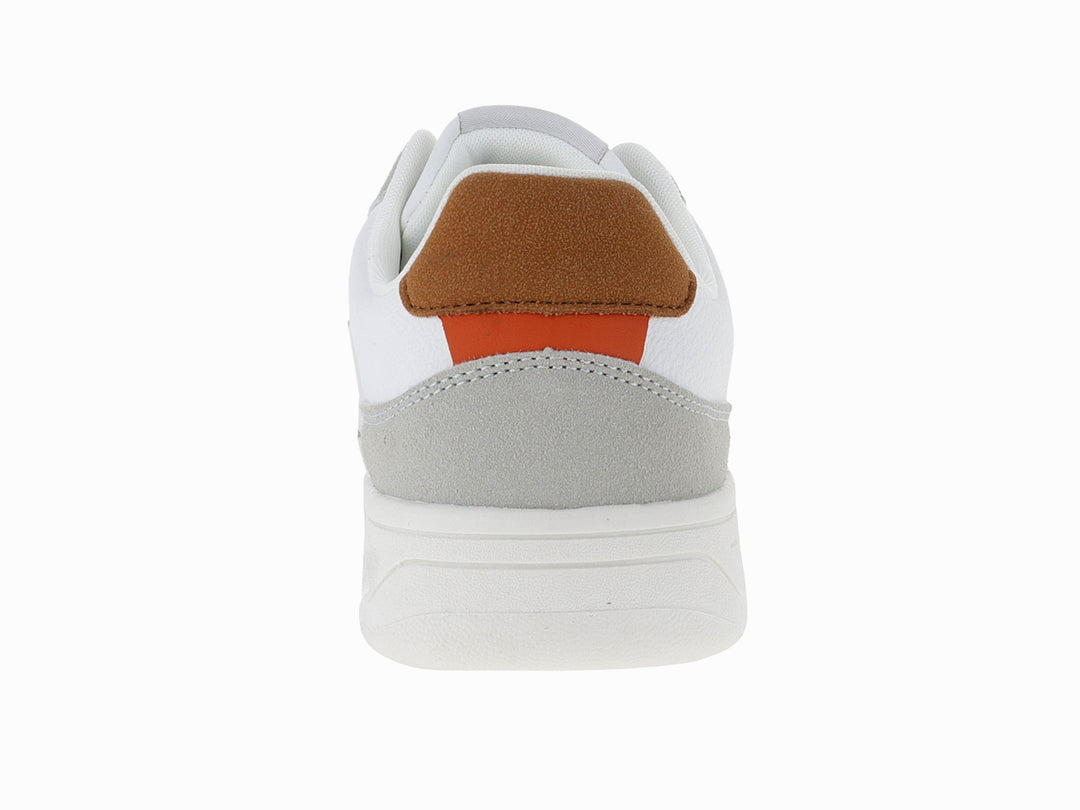 Tenis Victoria blancos con detalles en gris y marrón, suela blanca y cordones grises.