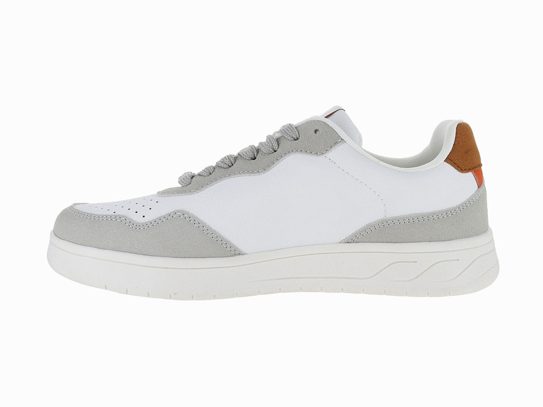 Tenis Victoria blancos con detalles en gris y marrón, suela blanca y cordones grises.