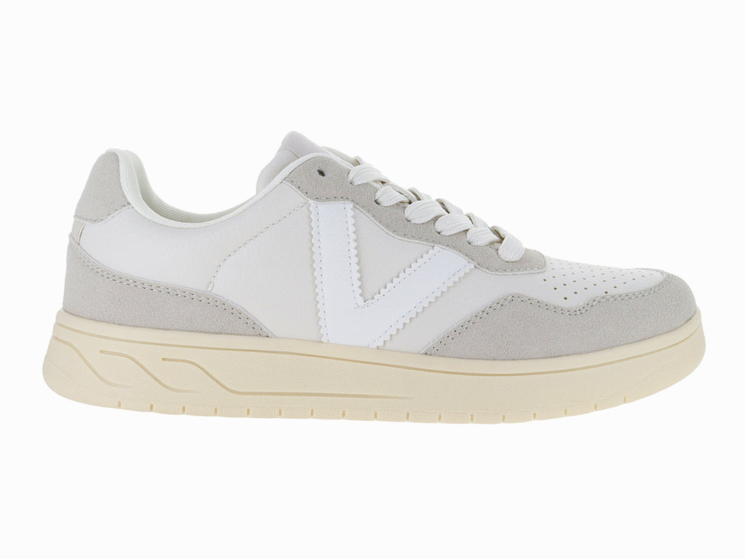 Tenis Victoria en colores blanco y gris con suela gruesa color crema.