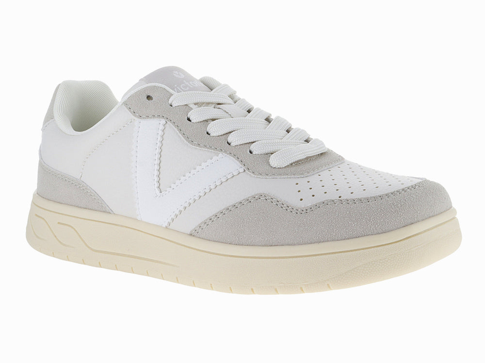 Tenis Victoria en colores blanco y gris con suela gruesa color crema.