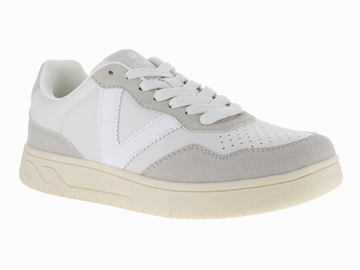 Tenis Victoria en colores blanco y gris con suela gruesa color crema.