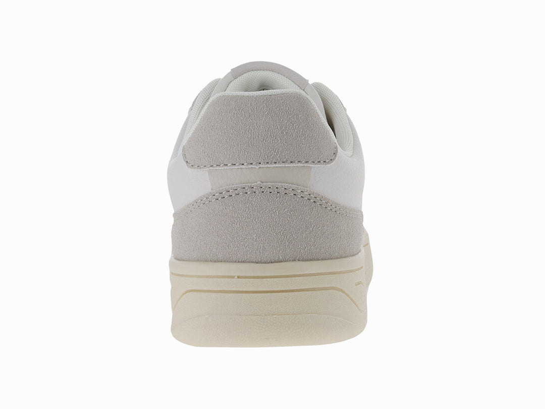 Tenis Victoria en colores blanco y gris con suela gruesa color crema.