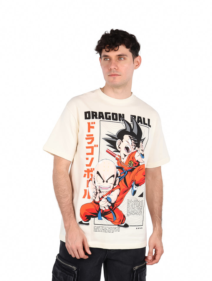 Playera oversized color crema con estampado frontal de personajes de Dragon Ball.
