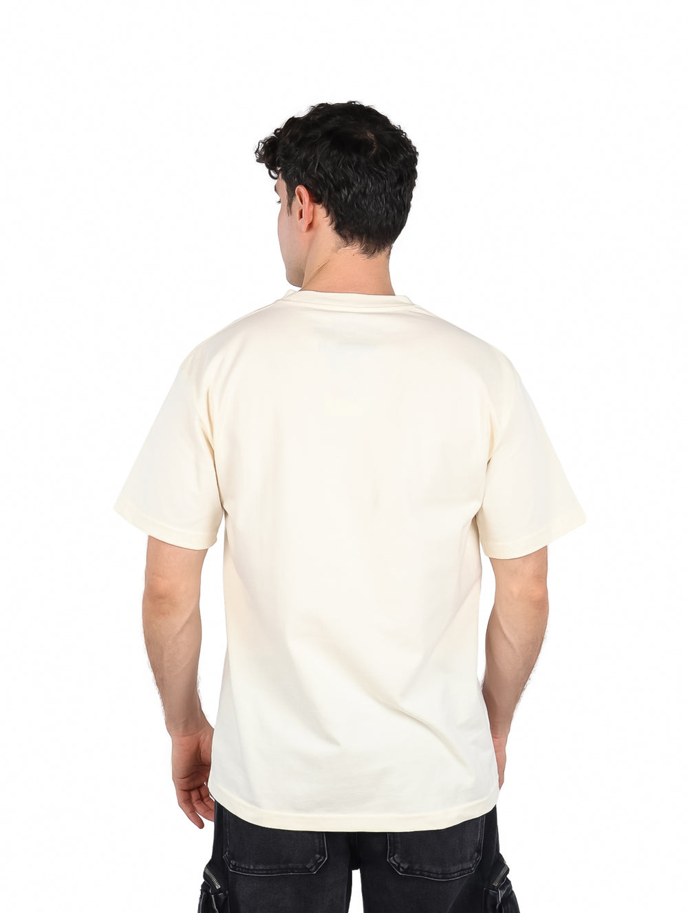 Playera oversized color crema con estampado frontal de personajes de Dragon Ball.