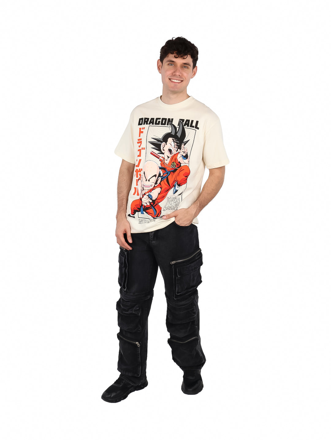 Playera oversized color crema con estampado frontal de personajes de Dragon Ball.
