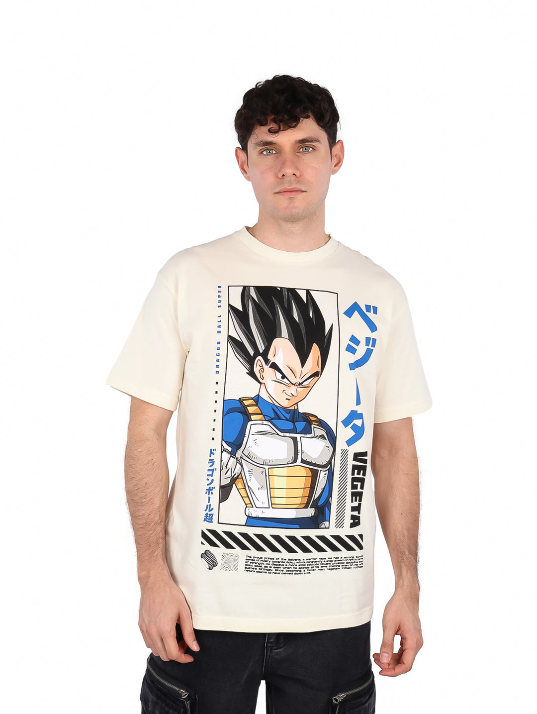 Playera oversized color arena con estampado frontal de Vegeta de Dragon Ball.