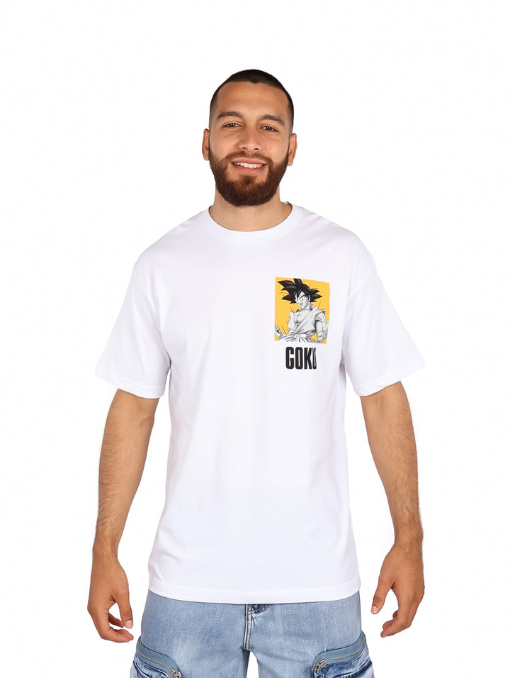 Hombre vistiendo playera oversized color blanco con estampado de Goku en el pecho.