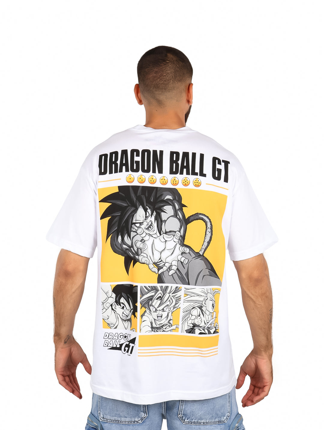 Hombre vistiendo playera oversized color blanco con estampado de Goku en el pecho.