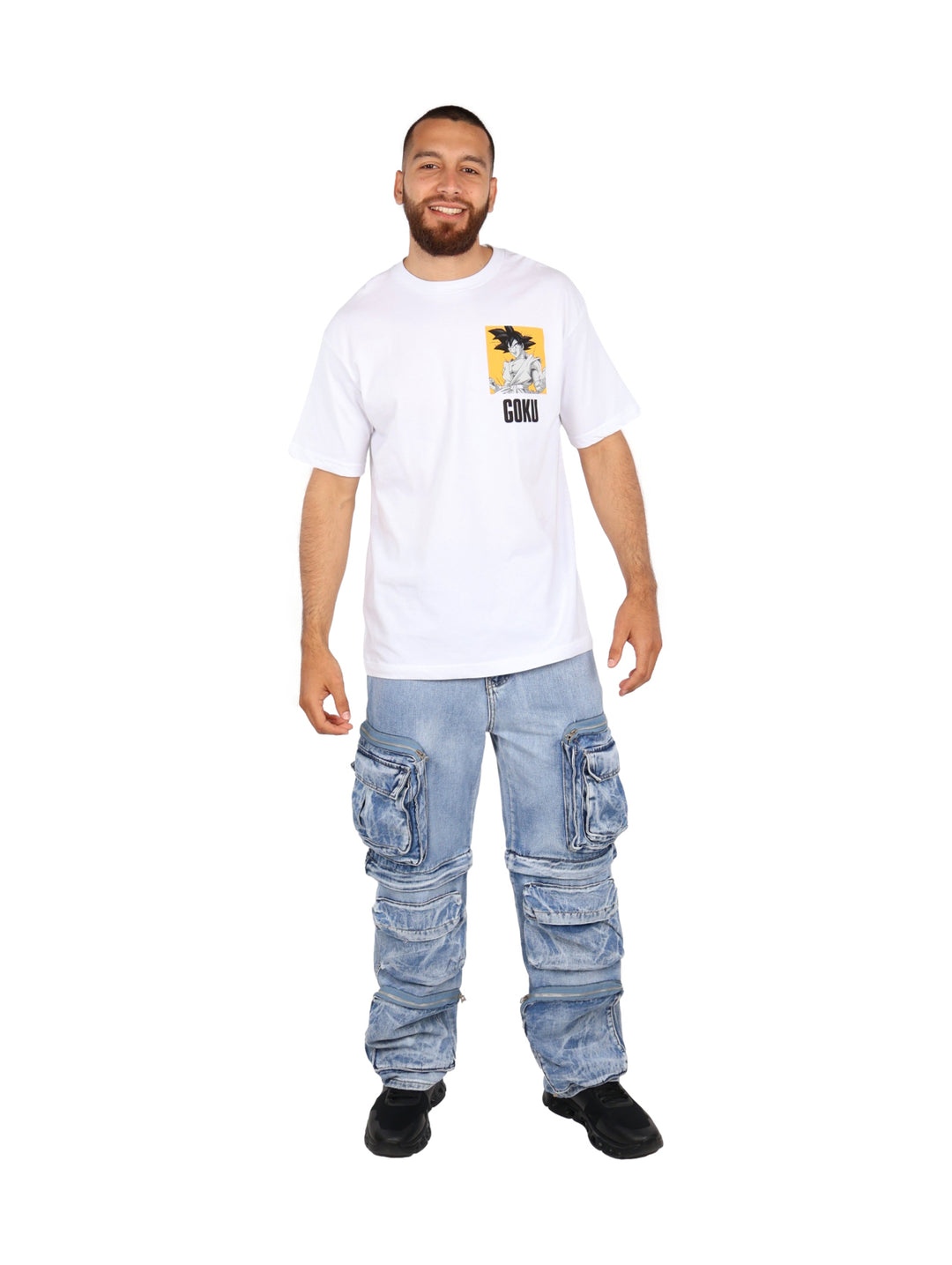 Hombre vistiendo playera oversized color blanco con estampado de Goku en el pecho.
