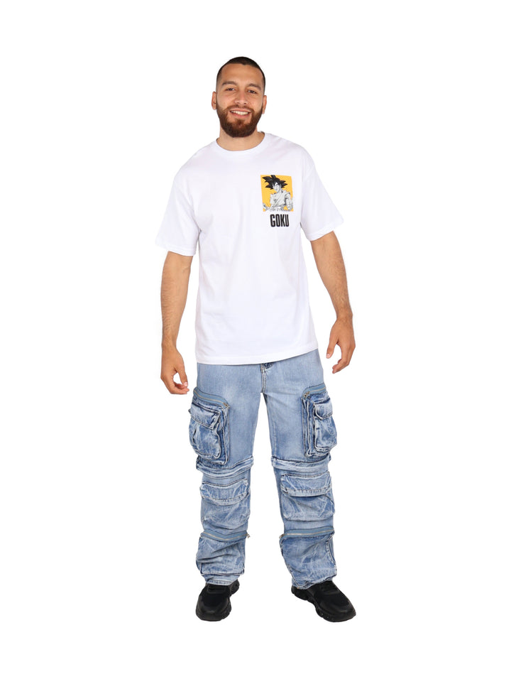 Hombre vistiendo playera oversized color blanco con estampado de Goku en el pecho.