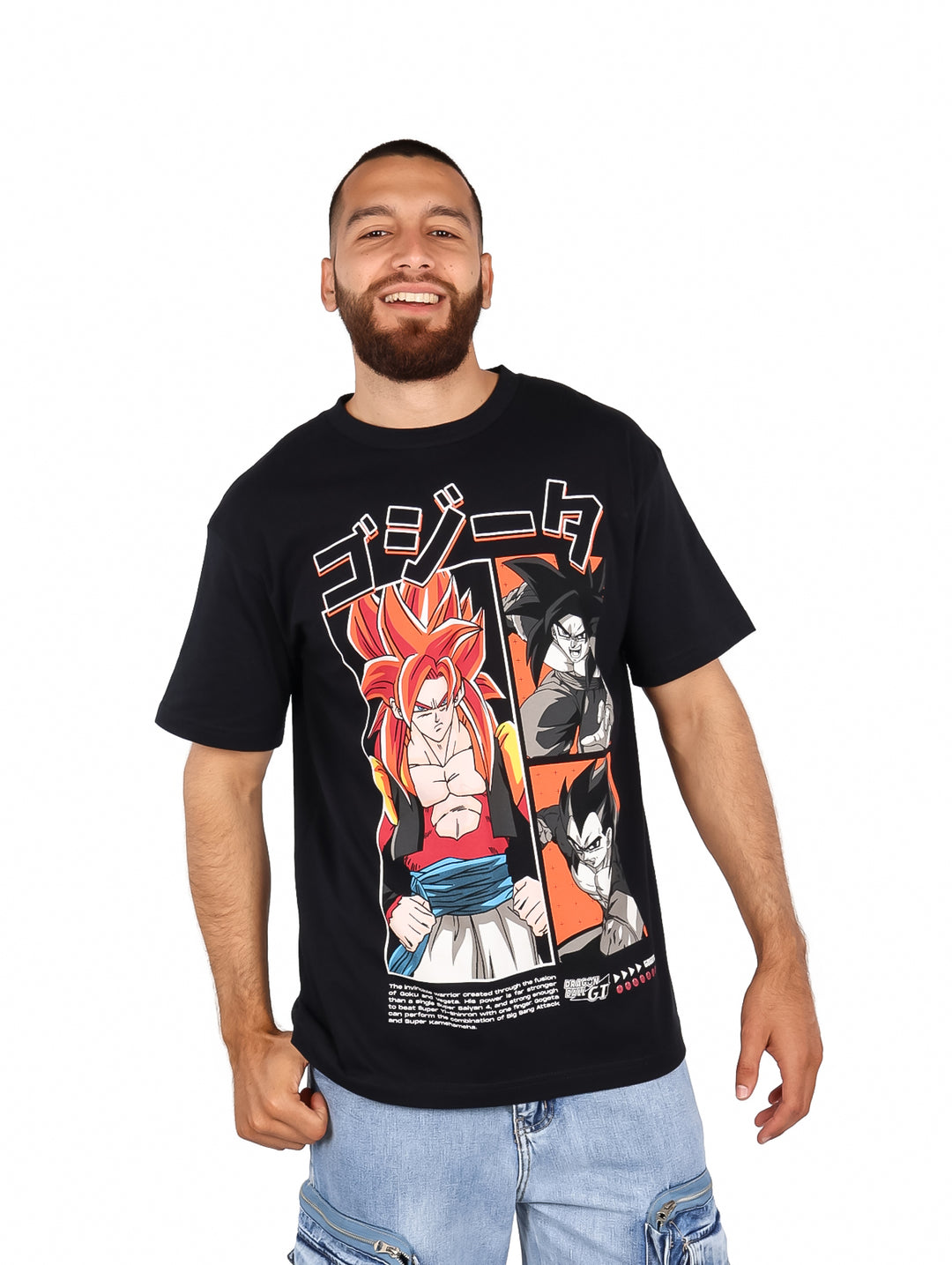 Hombre vistiendo playera negra oversized con estampado frontal de personajes de Dragon Ball en colores rojo y blanco.