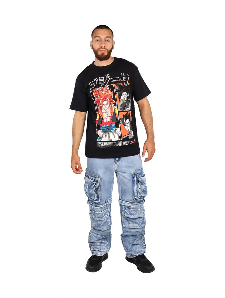 Hombre vistiendo playera negra oversized con estampado frontal de personajes de Dragon Ball en colores rojo y blanco.