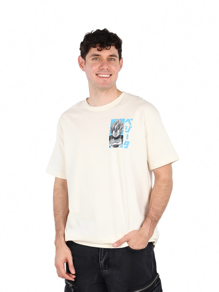 Hombre vistiendo playera oversized color blanco hueso con estampado de Vegeta en el pecho.