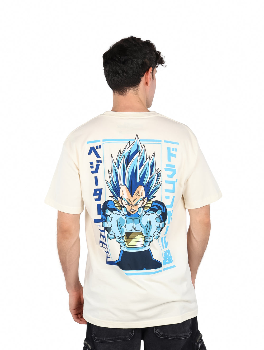 Hombre vistiendo playera oversized color blanco hueso con estampado de Vegeta en el pecho.