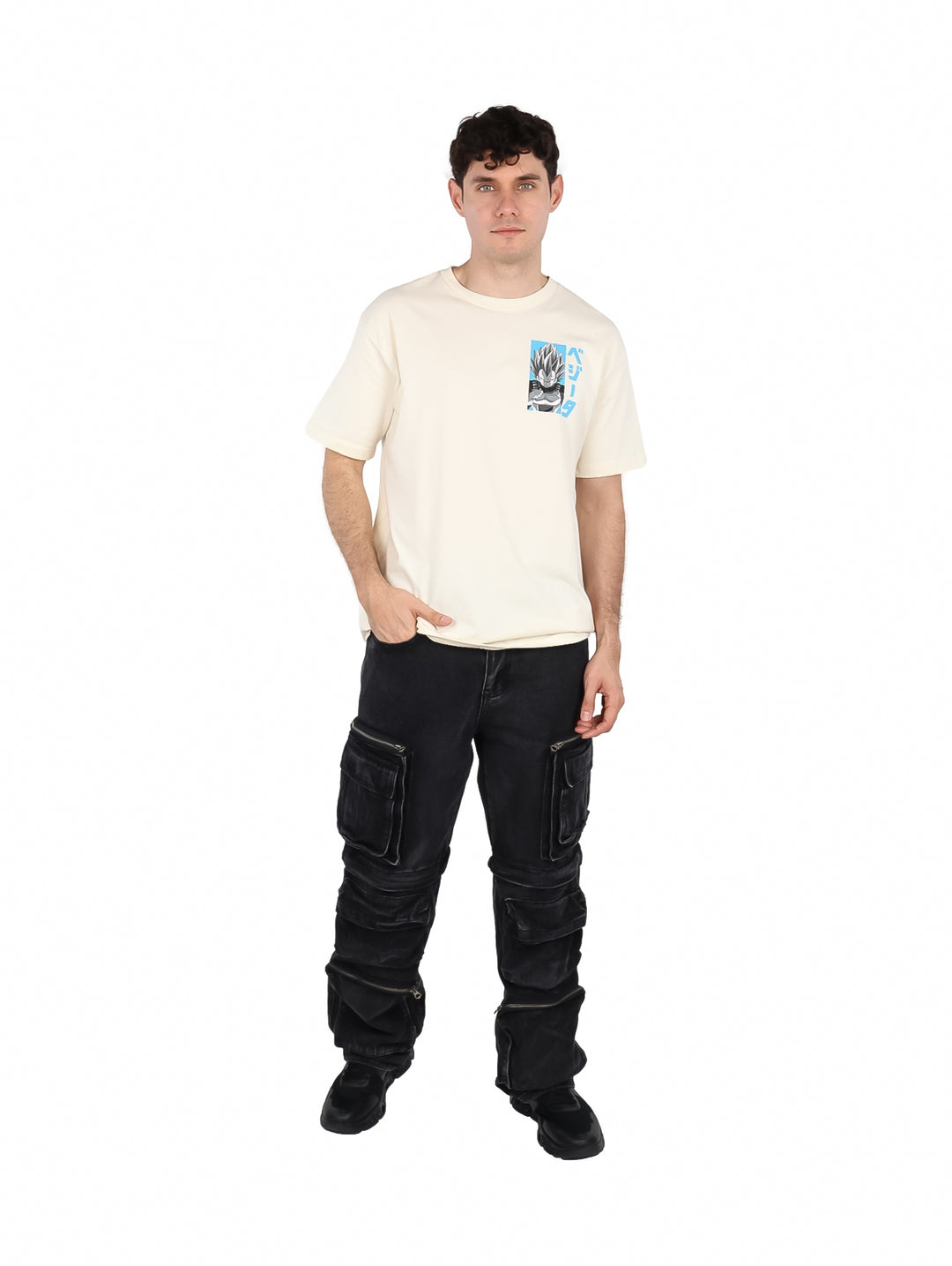Hombre vistiendo playera oversized color blanco hueso con estampado de Vegeta en el pecho.