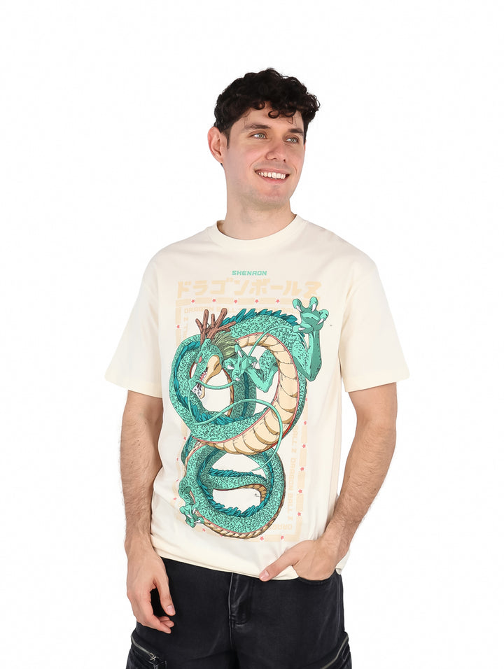 Playera oversized color crema con estampado frontal de Shenron de Dragon Ball en tonos verdes.