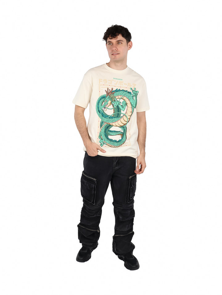 Playera oversized color crema con estampado frontal de Shenron de Dragon Ball en tonos verdes.