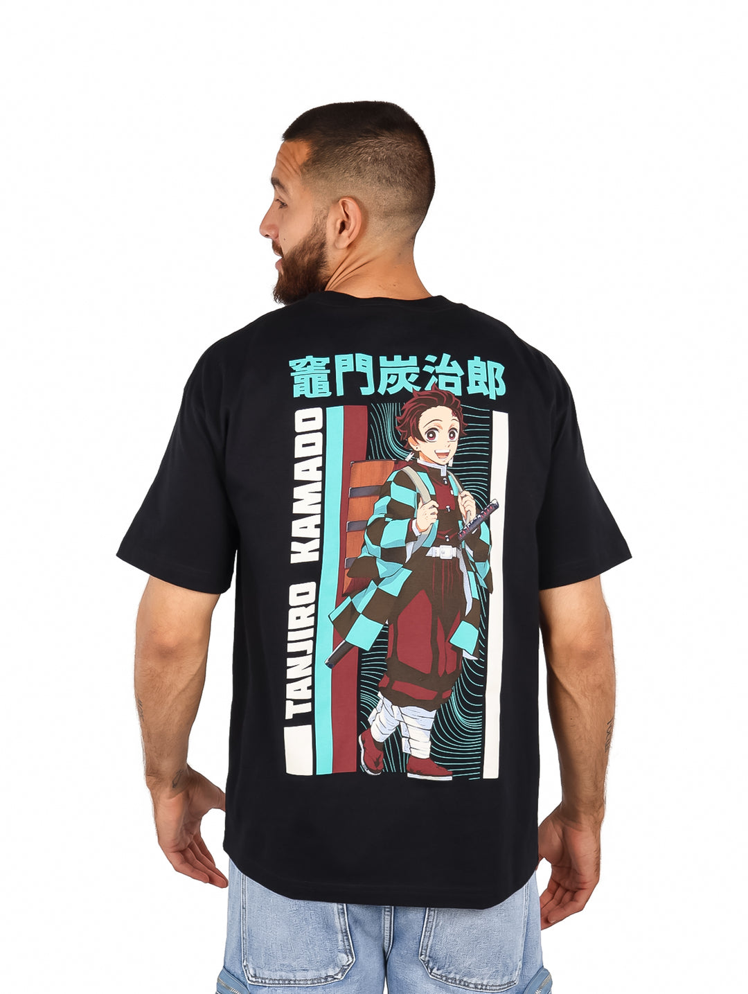 Hombre vistiendo playera negra oversized con estampado de anime Demon Slayer en el pecho.