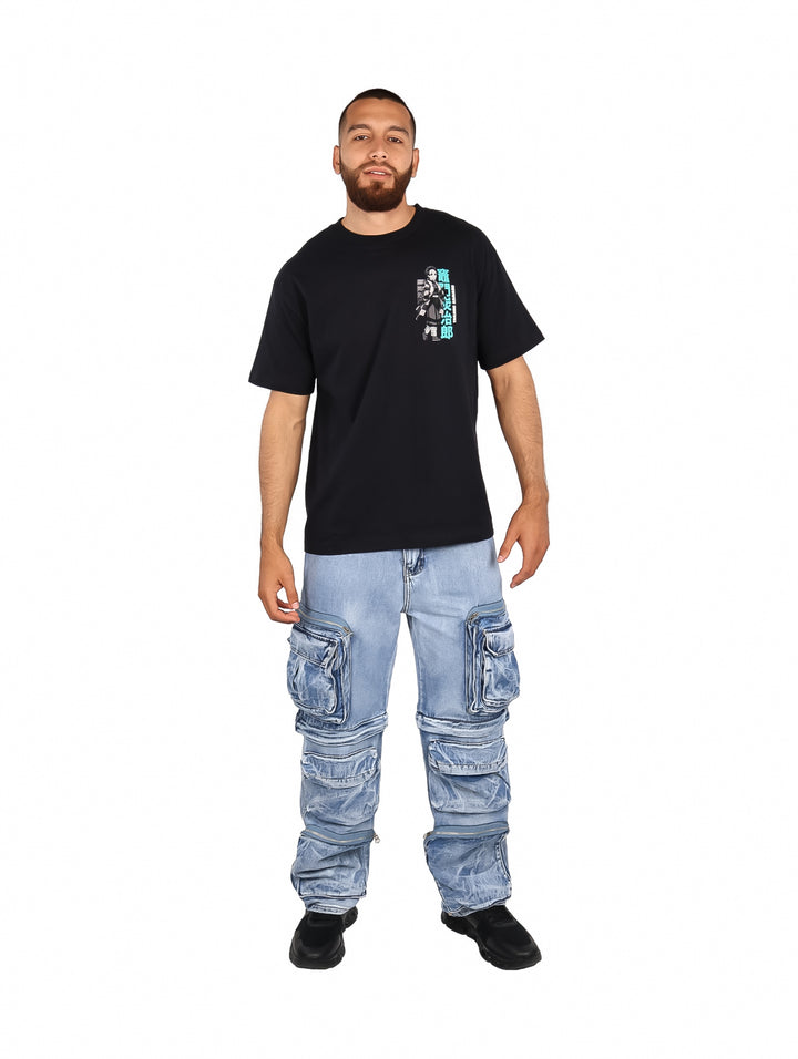 Hombre vistiendo playera negra oversized con estampado de anime Demon Slayer en el pecho.