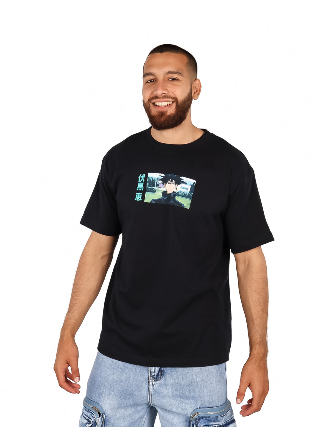 Hombre vistiendo playera oversized negra con estampado de anime Jujutsu Kaisen en el pecho.