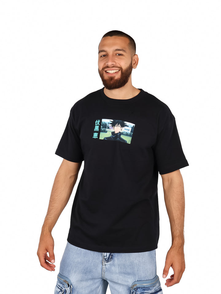 Hombre vistiendo playera oversized negra con estampado de anime Jujutsu Kaisen en el pecho.
