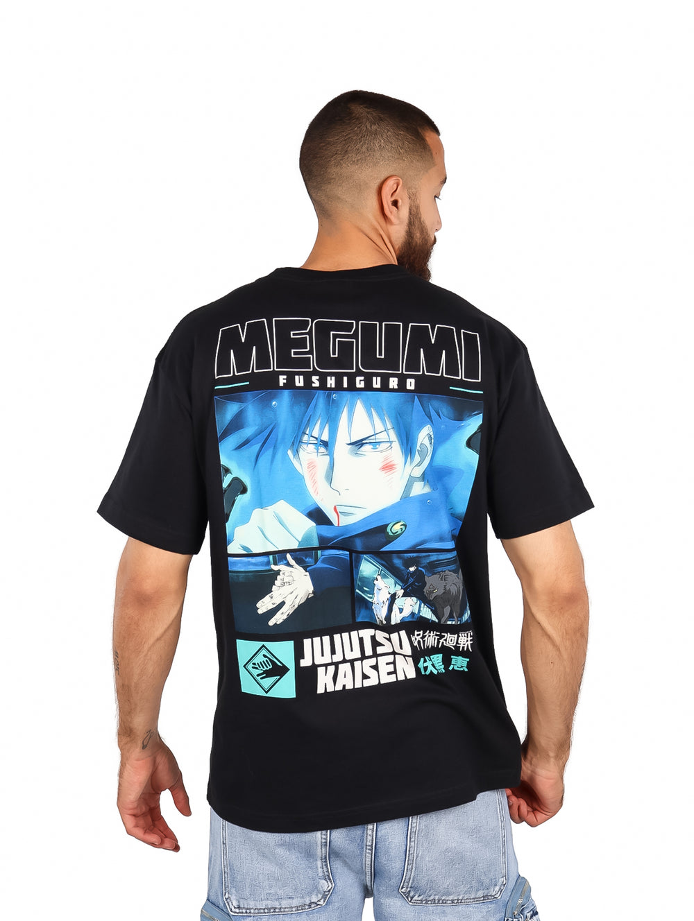 Hombre vistiendo playera oversized negra con estampado de anime Jujutsu Kaisen en el pecho.