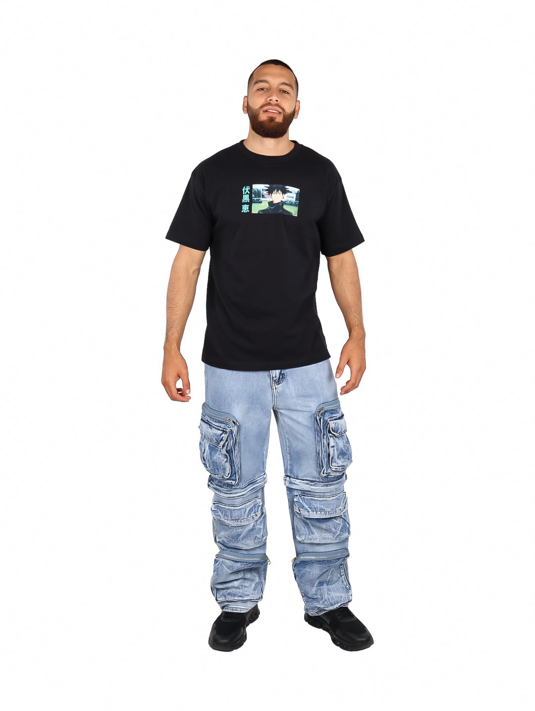 Hombre vistiendo playera oversized negra con estampado de anime Jujutsu Kaisen en el pecho.