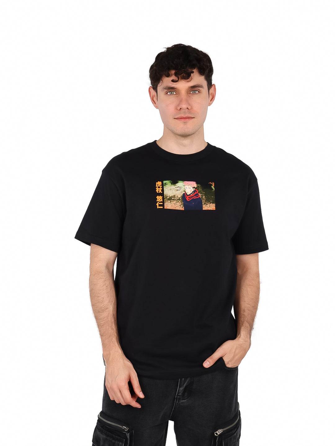 Hombre vistiendo playera negra oversized con estampado gráfico frontal.
