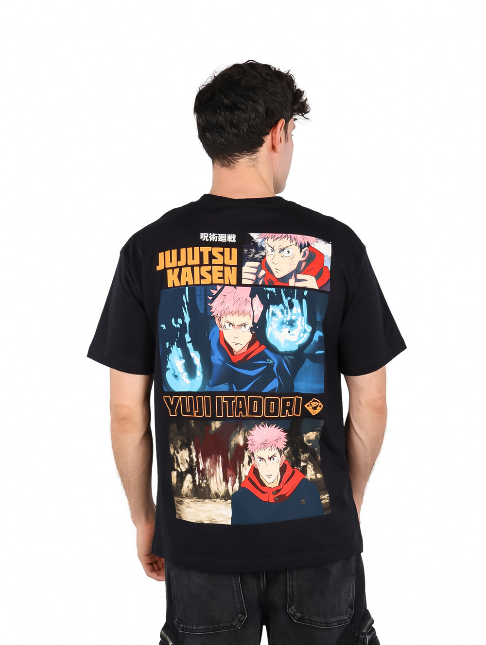 Hombre vistiendo playera negra oversized con estampado gráfico frontal.