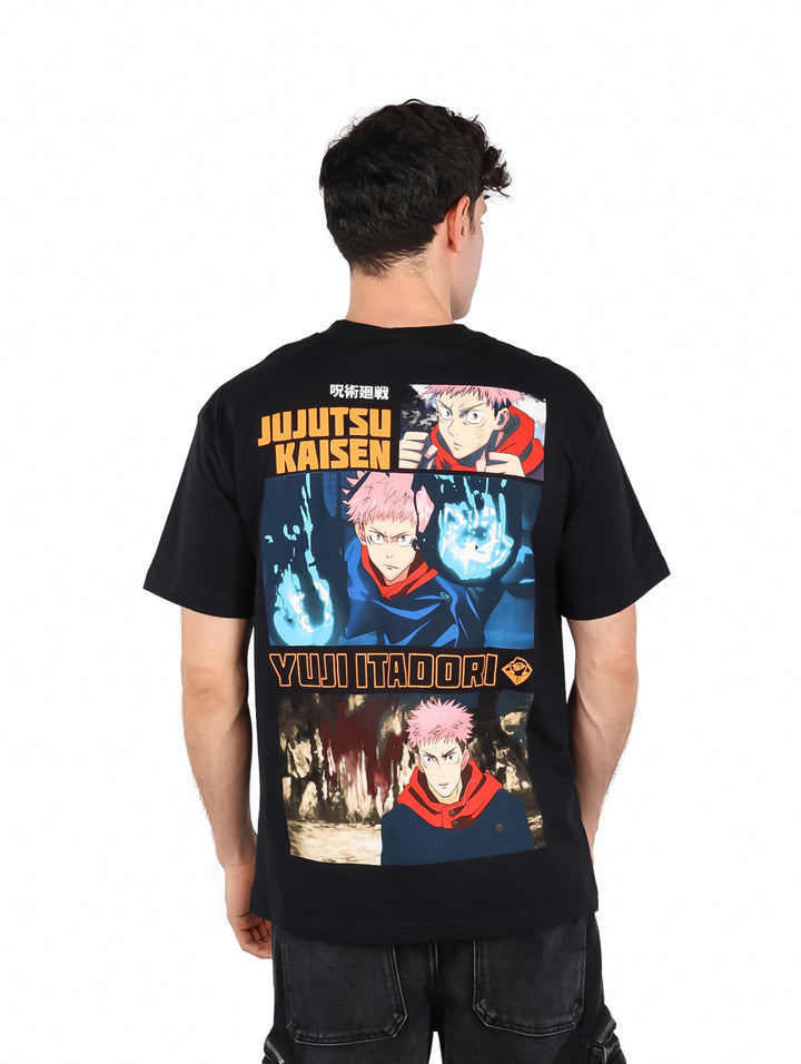 Hombre vistiendo playera negra oversized con estampado gráfico frontal.
