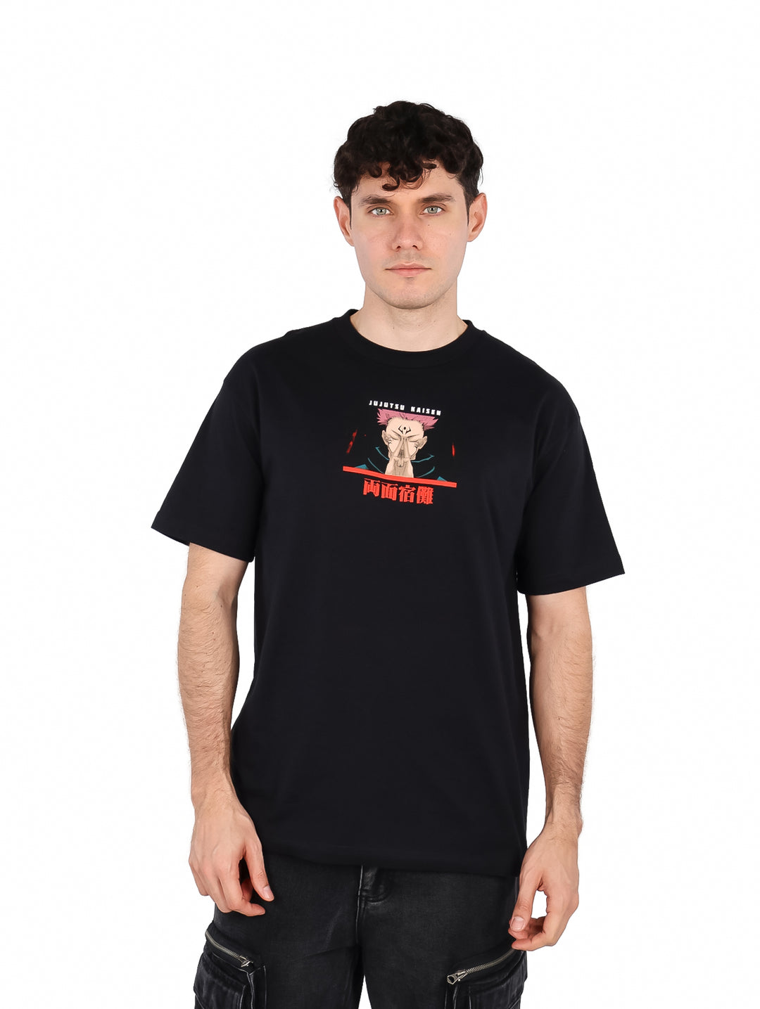Hombre vistiendo playera negra oversized con estampado de Jujutsu Kaisen en el pecho.