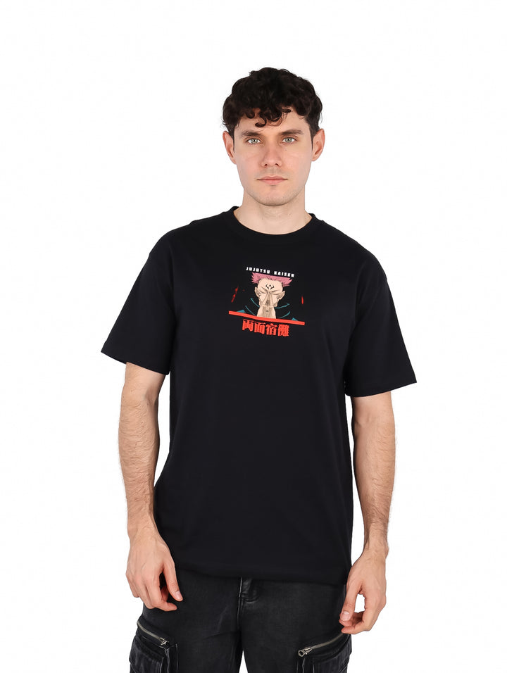 Hombre vistiendo playera negra oversized con estampado de Jujutsu Kaisen en el pecho.