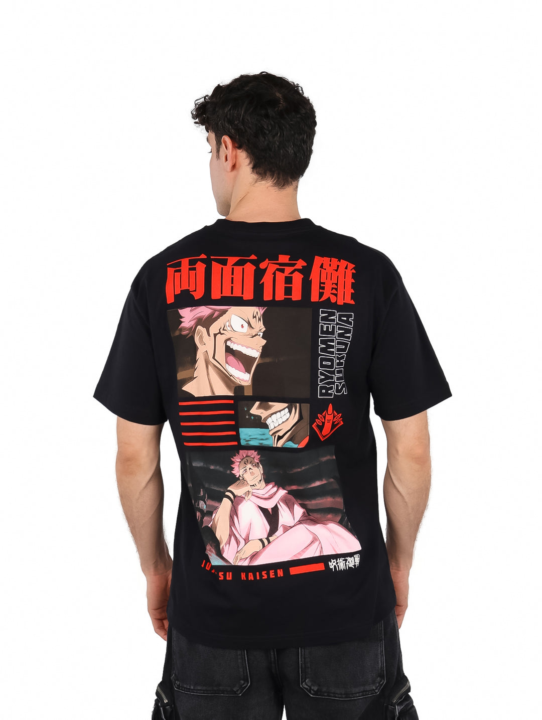 Hombre vistiendo playera negra oversized con estampado de Jujutsu Kaisen en el pecho.